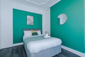 Spacious house near City Centre -Sleeps 8 - Parking